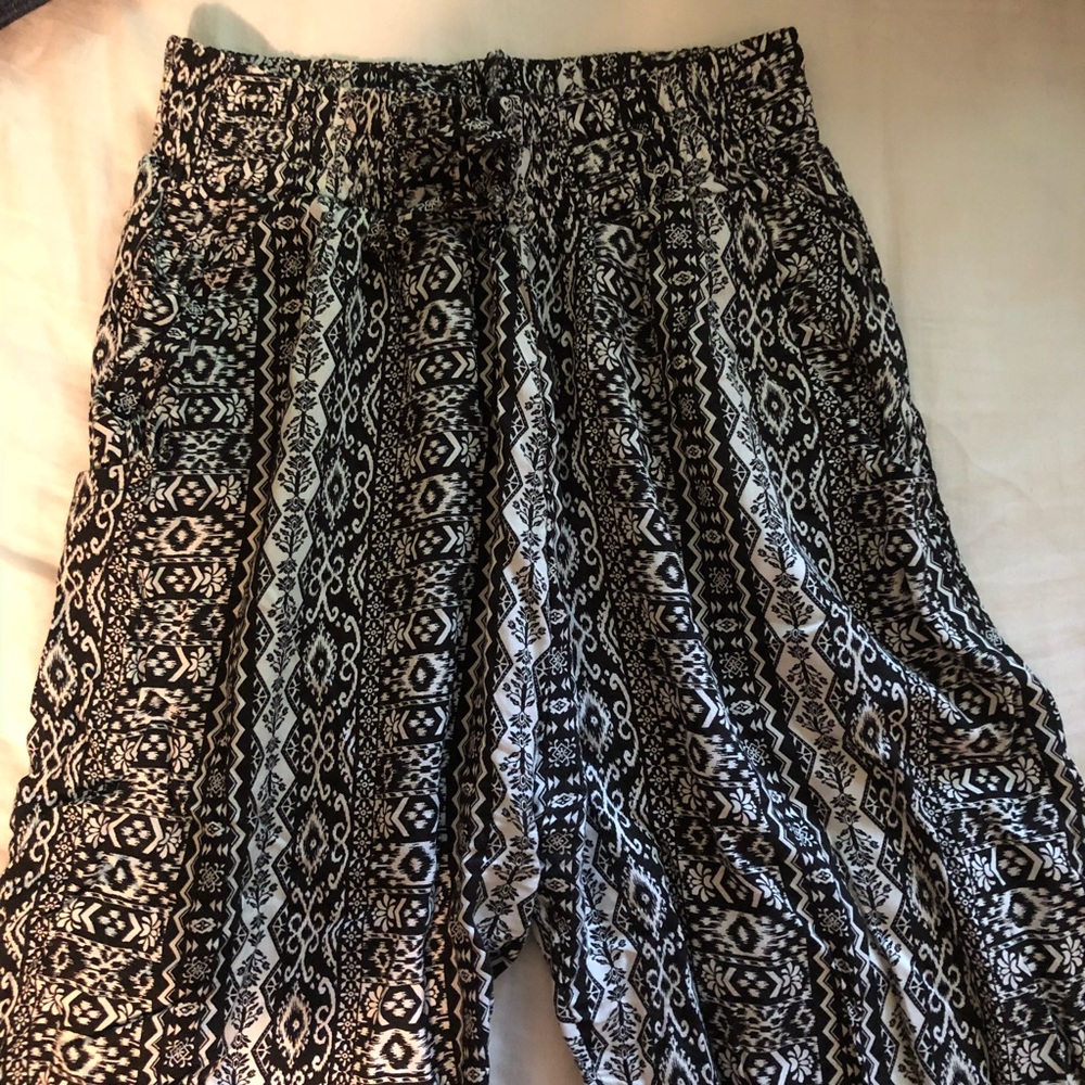 Black and white patterned jogger pant